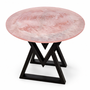 Catalogo Tavolino rotondo in resina rosa perlata con gambe in metallo nero a V