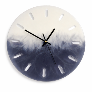 Catalogo Orologio da parete rotondo in resina bianco e blu con indici intagliati